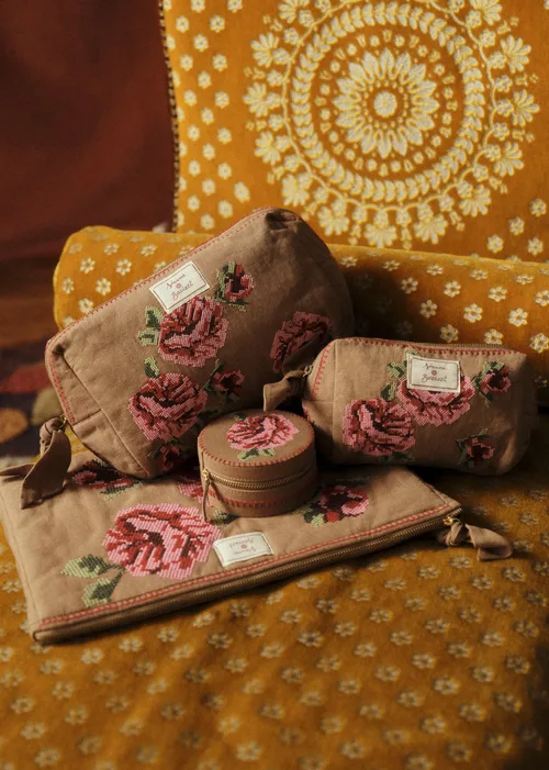 Trousse de toilette - Sézane x Baziszt - Fleurs Brodées — image 2