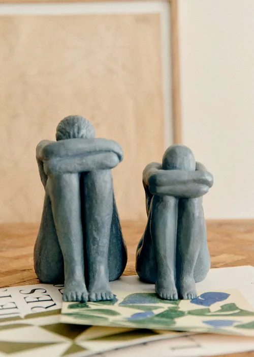 Sculpture Guénolée Courcoux - Femme assise grand modèle - Bleu Gris — image 4