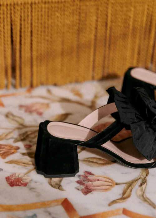Sandales Renée - CFM Souliers x Editions Sézane - Velours Et Satin Noir — image 3