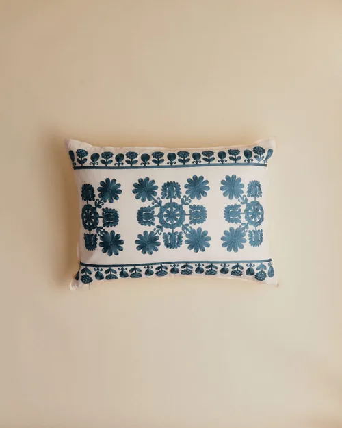 Coussin Brodé - Grand modèle - Le Printemps des Fleurs - Bleu orage — image 3