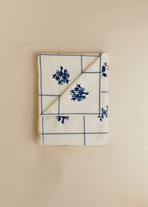 Broderie Bleu Fond Ecru