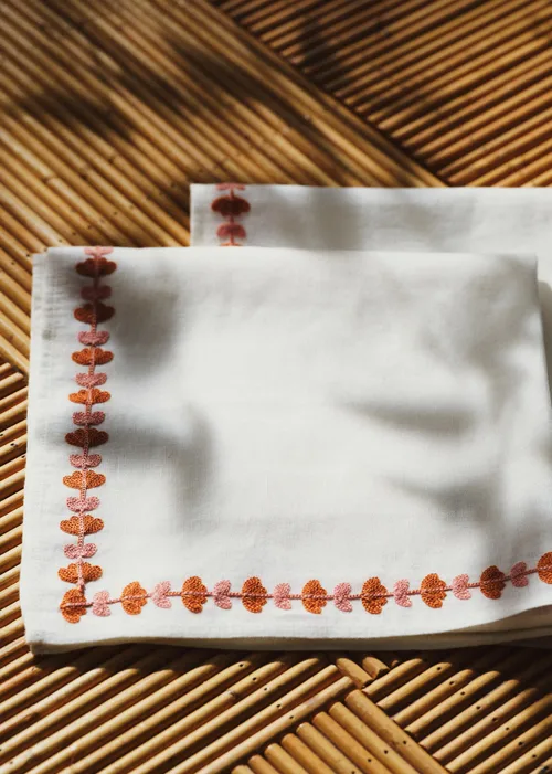 Set de 2 serviettes brodées - Liseré floral - Blush et Caramel — image 4