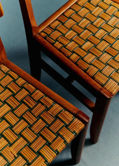 Paire de chaises dans le goût de Pierre Cruège en chêne vernis et rotin tressé années 50 - Chêne — image 6