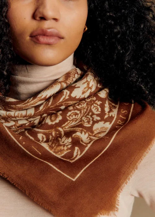 Foulard Maryse - Sézane x Antoinette Poisson - Grand Pavots Fond Café — image 3