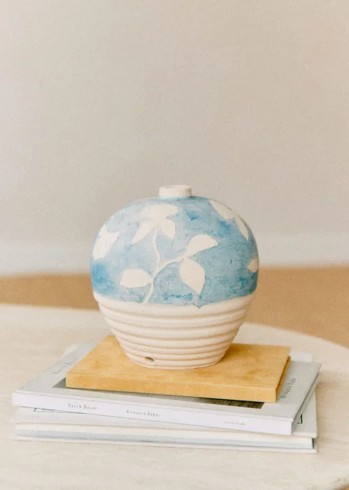 Poterie décorée petit modèle - Maia Bunge - Jardin secret bleu — image 4