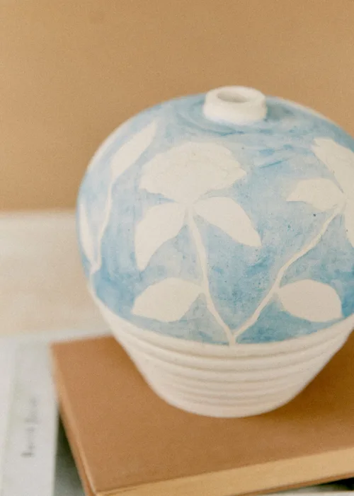 Poterie décorée petit modèle - Maia Bunge - Jardin secret bleu — image 6
