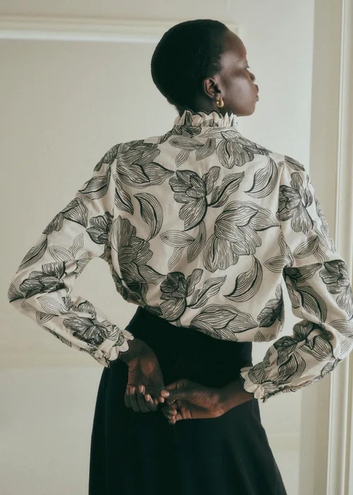 Chemise Cendrine - Broderie Contrastée Fleur Noir Fond Écru — image 4
