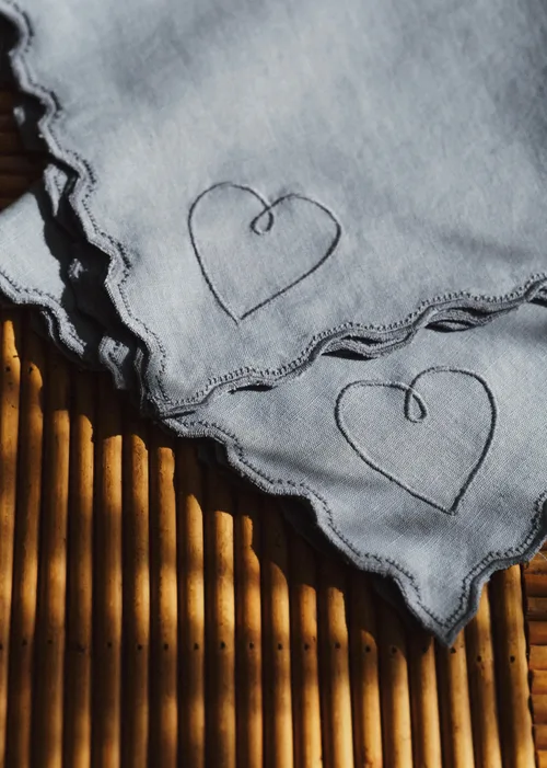 Set de 2 serviettes brodées - Coeur Bleu — image 3