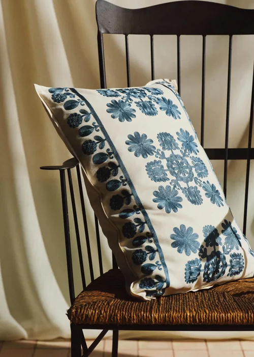 Coussin Brodé - Grand modèle - Le Printemps des Fleurs - Bleu orage — image 4