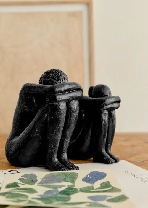 Sculpture Guénolée Courcoux - Femme assise grand modèle - Noir — image 5