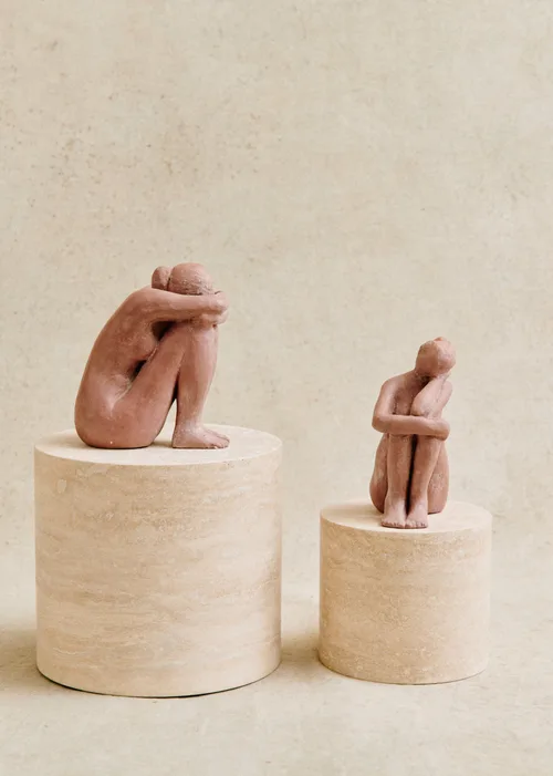 Sculpture Guénolée Courcoux - Femme dans ses pensées petit modèle - Terracotta — image 3