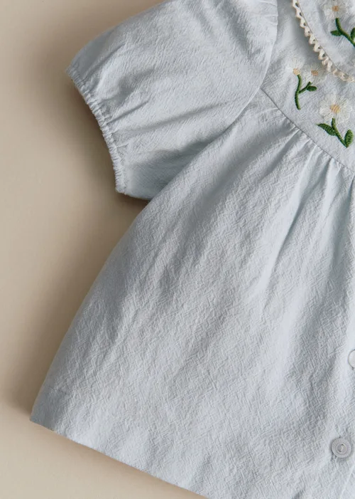 Chemise Bertille - Broderie Contrastée Marguerite Fond Bleu Ciel — image 3