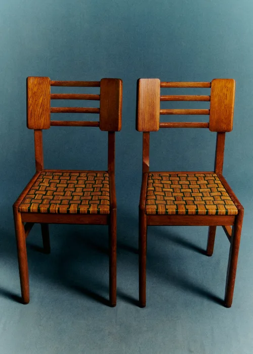 Paire de chaises dans le goût de Pierre Cruège en chêne vernis et rotin tressé années 50 - Chêne — image 3