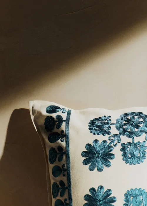 Coussin Brodé - Grand modèle - Le Printemps des Fleurs - Bleu orage — image 5