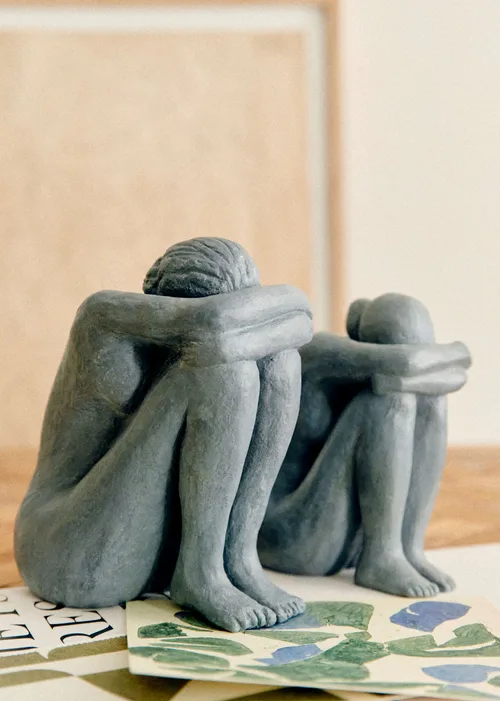 Sculpture Guénolée Courcoux - Femme assise grand modèle - Bleu Gris — image 2